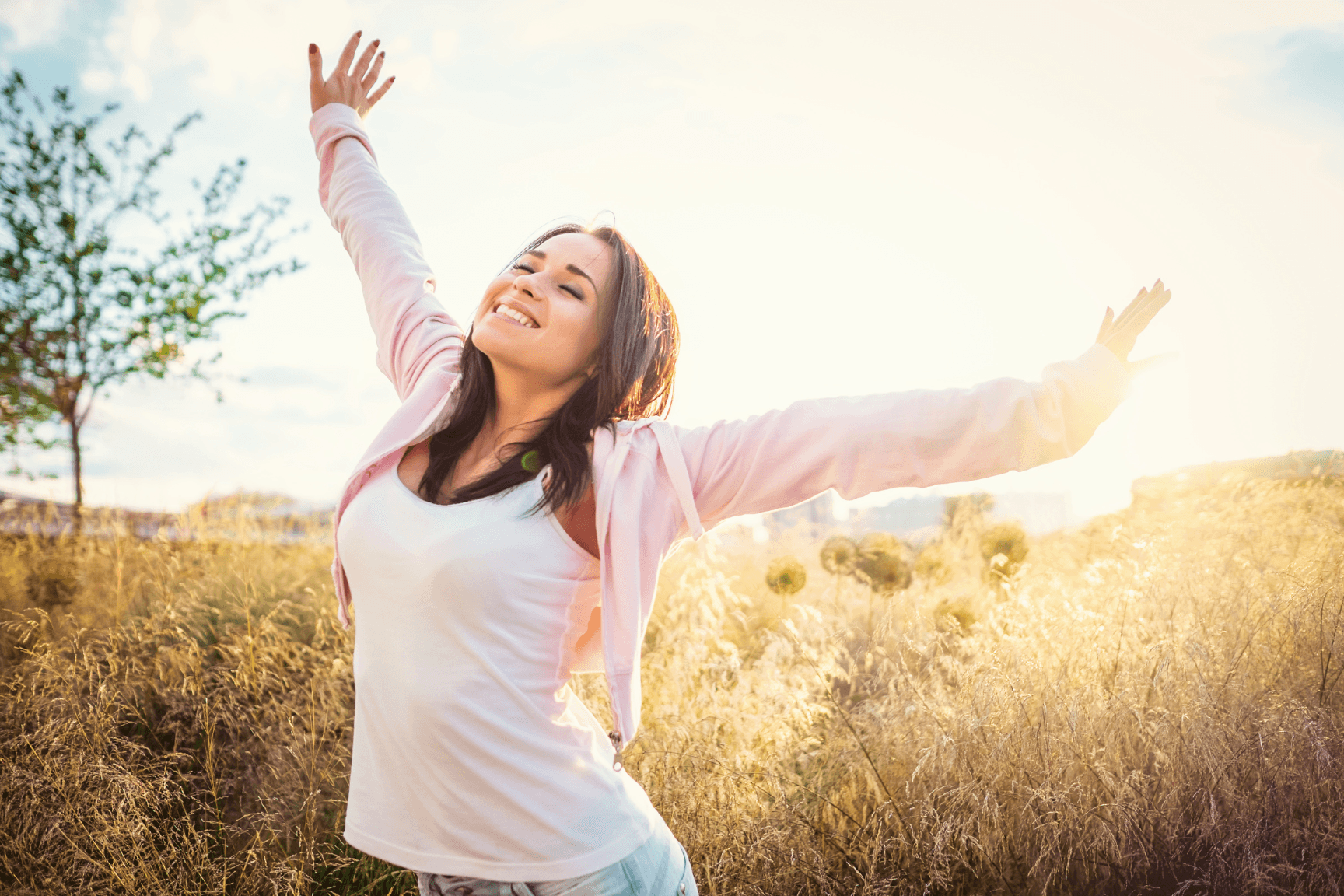 Femme épanouie profitant d'un moment de relaxation, de bien-être et de connexion en pleine nature, symbolisant le lâcher-prise et l'épanouissement. Ceci pour imager l'événement dédié à la détente et à la sérénité.