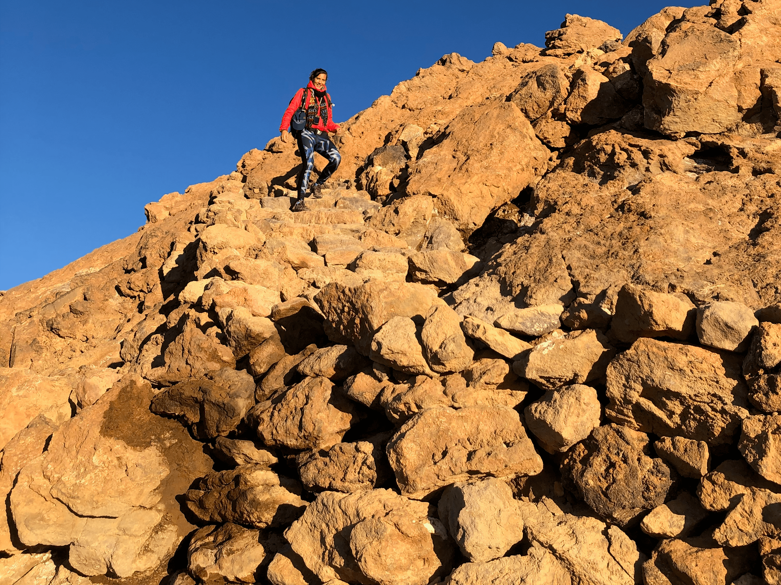 Personne en randonnée sur un terrain rocailleux, symbolisant la connexion à soi, l'accomplissement personnel et la confiance en soi à travers l'effort physique. Sophrologue Nice, inspirant le bien-être.