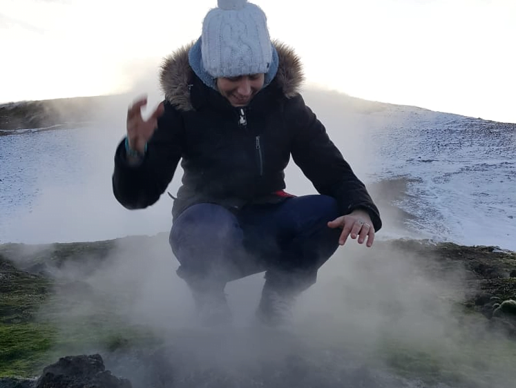 Personne explorant les fumerolles d'Islande, symbolisant la connexion à la nature, la découverte et l'immersion dans le moment présent. Sophrologue Nice, inspirant le bien-être.