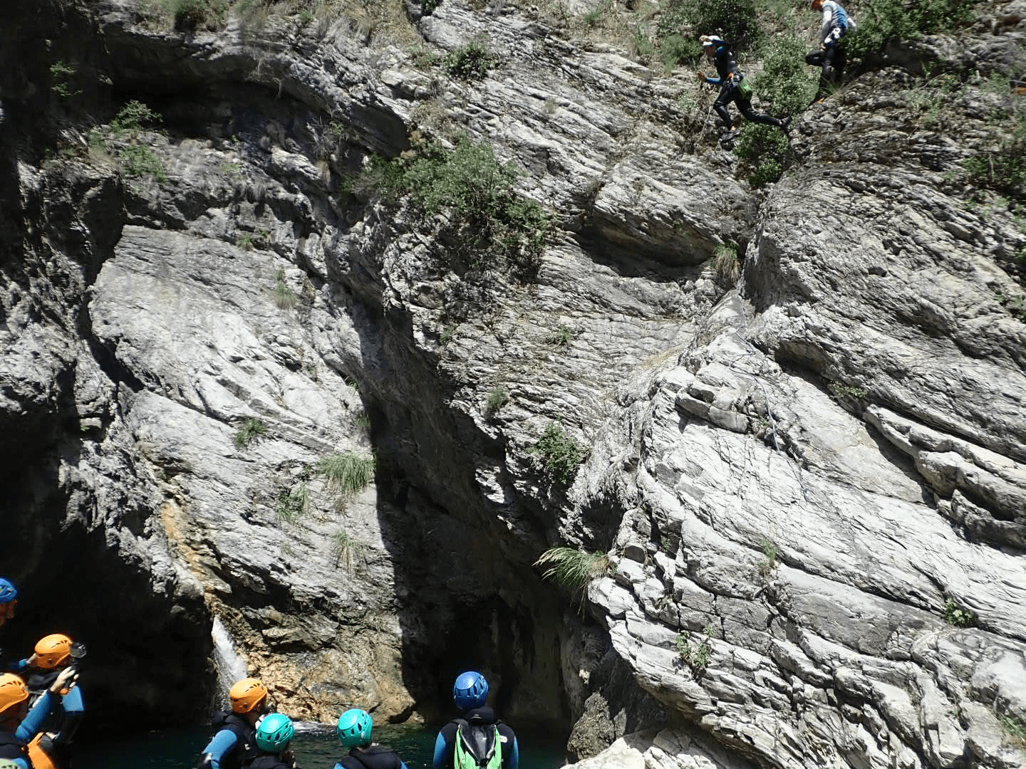 Personne sautant d'une falaise lors d'une activité de canyoning, incarnant la confiance en soi, le lâcher-prise et la connexion corps-esprit. Sophrologue Nice, inspirant le bien-être.