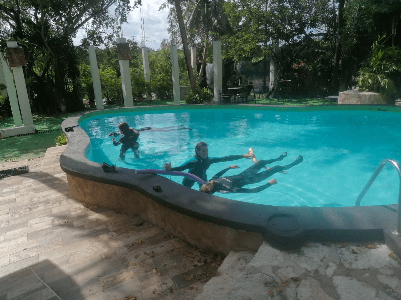 Cours d'apnée statique en piscine, mettant en avant la relaxation, le relâchement, le lâcher-prise et la connexion corps-esprit.