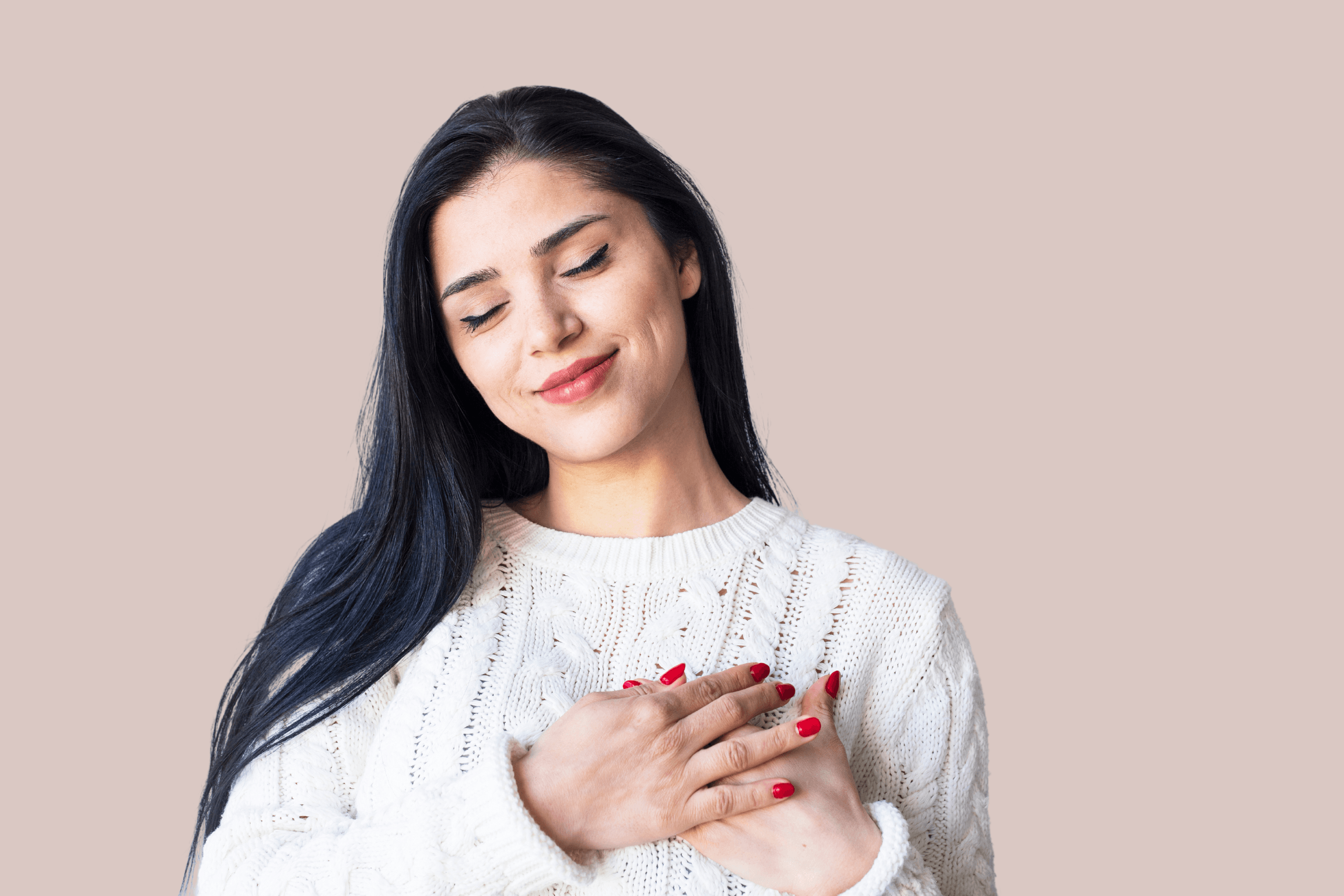 Femme souriante, main sur le cœur, en pleine connexion avec soi, illustrant la résilience, la confiance, et la capacité à lâcher prise face aux défis de la vie, qui peuvent être développés grâce à la sophrologie.