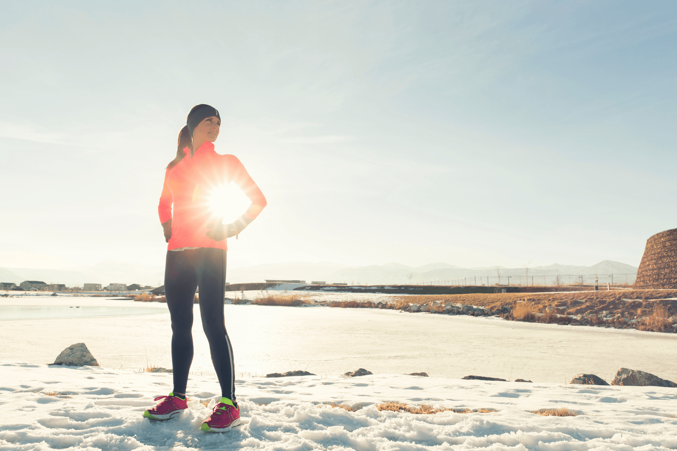 Femme en tenue de sport sous le soleil, exprimant les capacités sportives, les performances et les bénéfices de la sophrologie et de la respiration sur l'activité physique, et les performances sportives et corporelles.