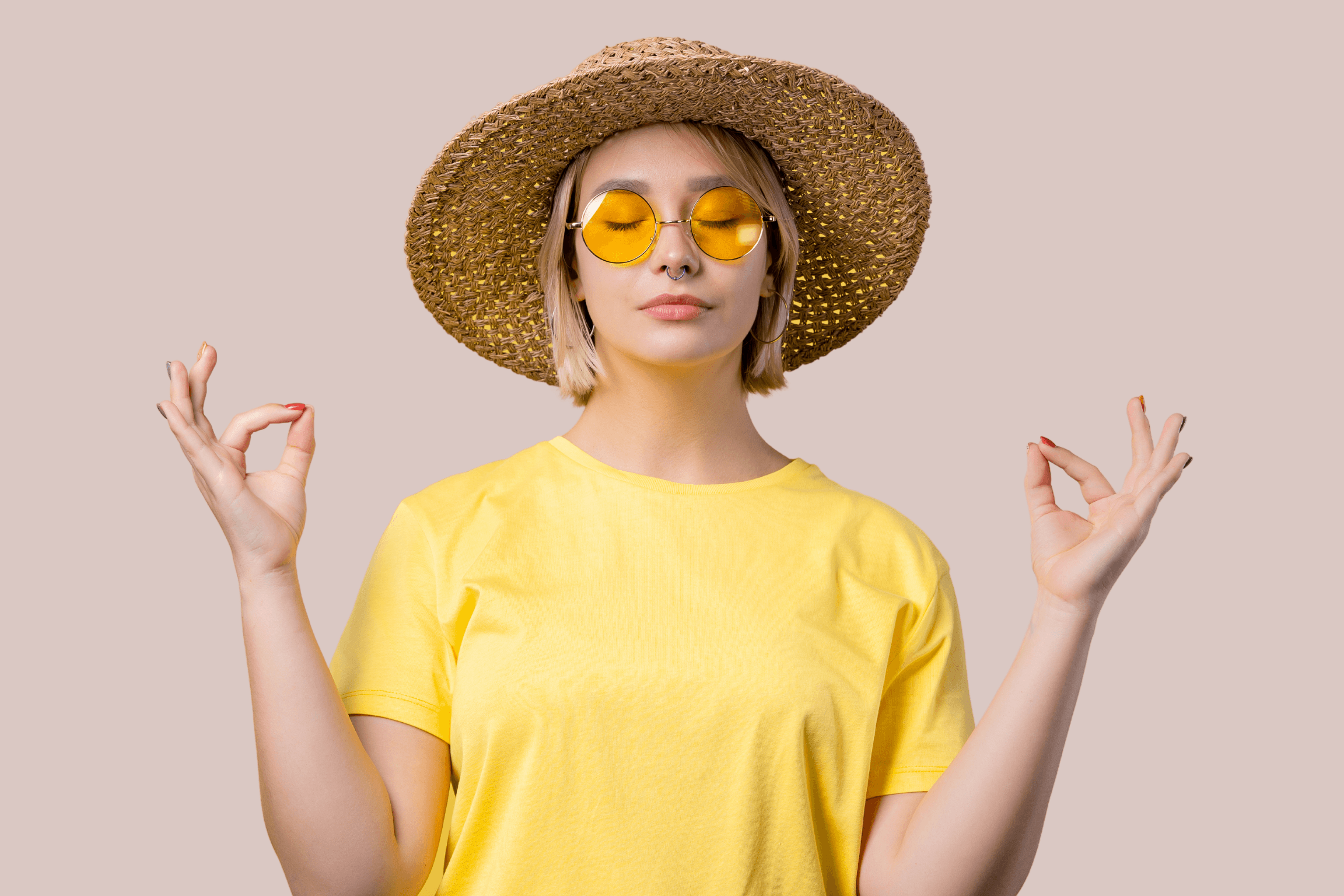 Une femme en position de méditation,debout, les yeux fermés, les mains en position de mudra. Elle exprime la relaxation, l’apaisement et un profond équilibre intérieur, pouvant être obtenus grâce à la sophrologie et la respiration.