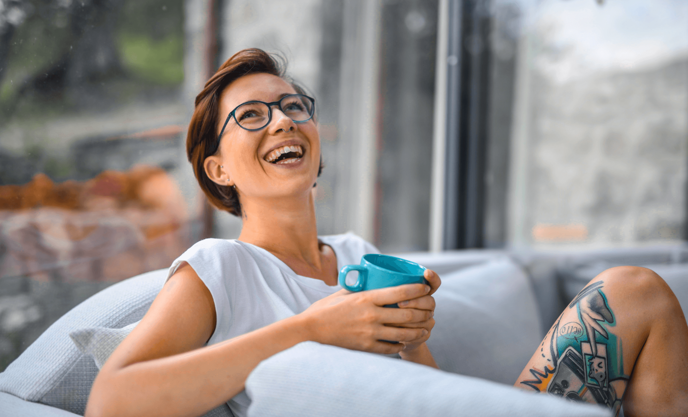 page-sophrologie Femme souriante, relaxée et épanouie grâce à la sophrologie