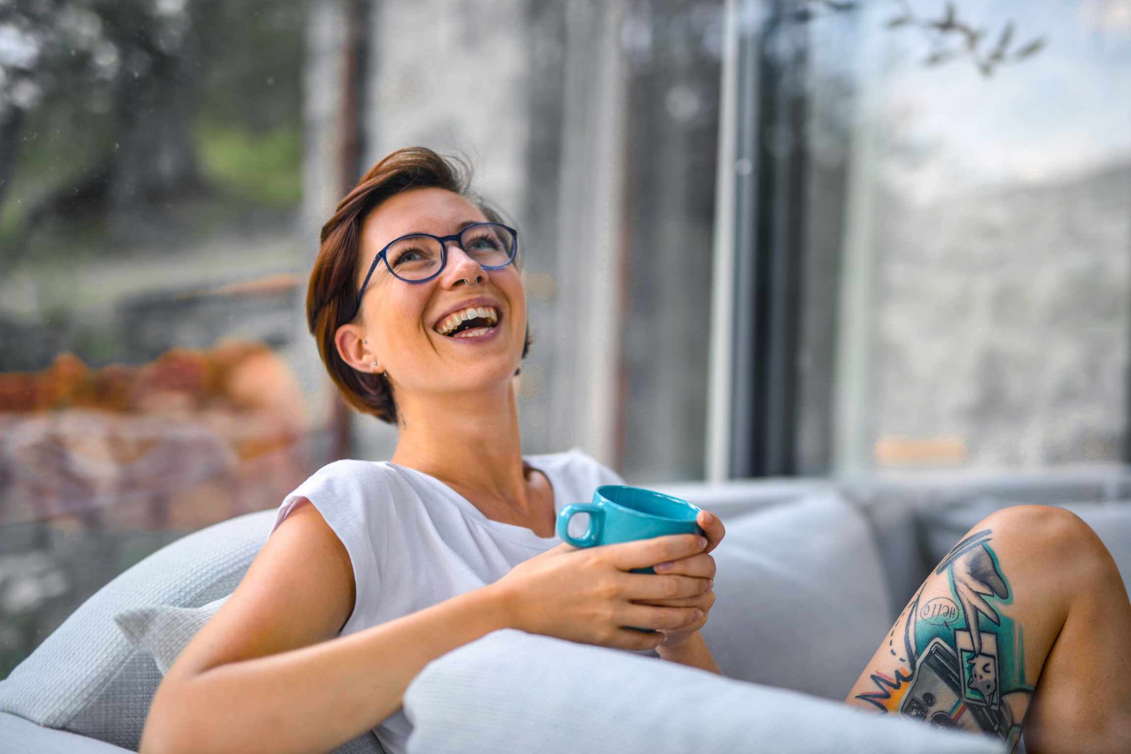 page-sophrologie Femme souriante, relaxée et épanouie grâce à la sophrologie