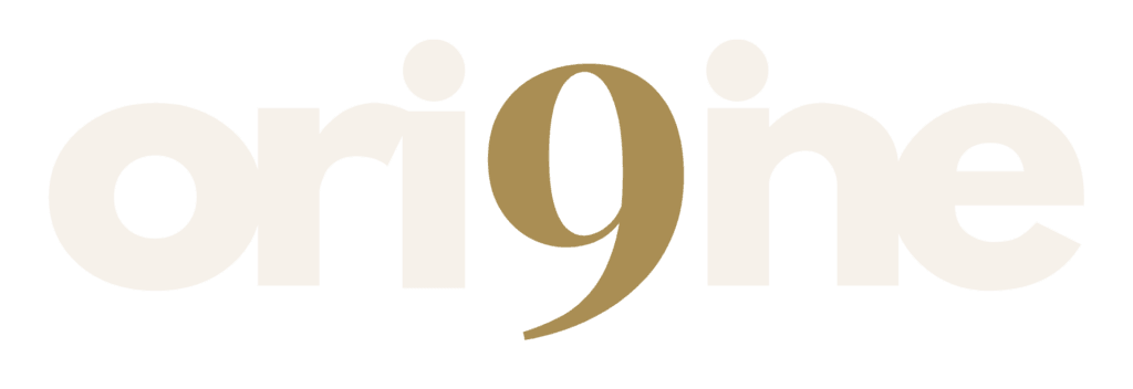 Logo de l’entreprise, qui se lit “origine” et qui a un 9 à la place du “g”. Symbolisant le fait qu’il y a soi à l’origine de tout travail à effectuer sur soi-même. Le 9 est le symbole de l’accomplissement.