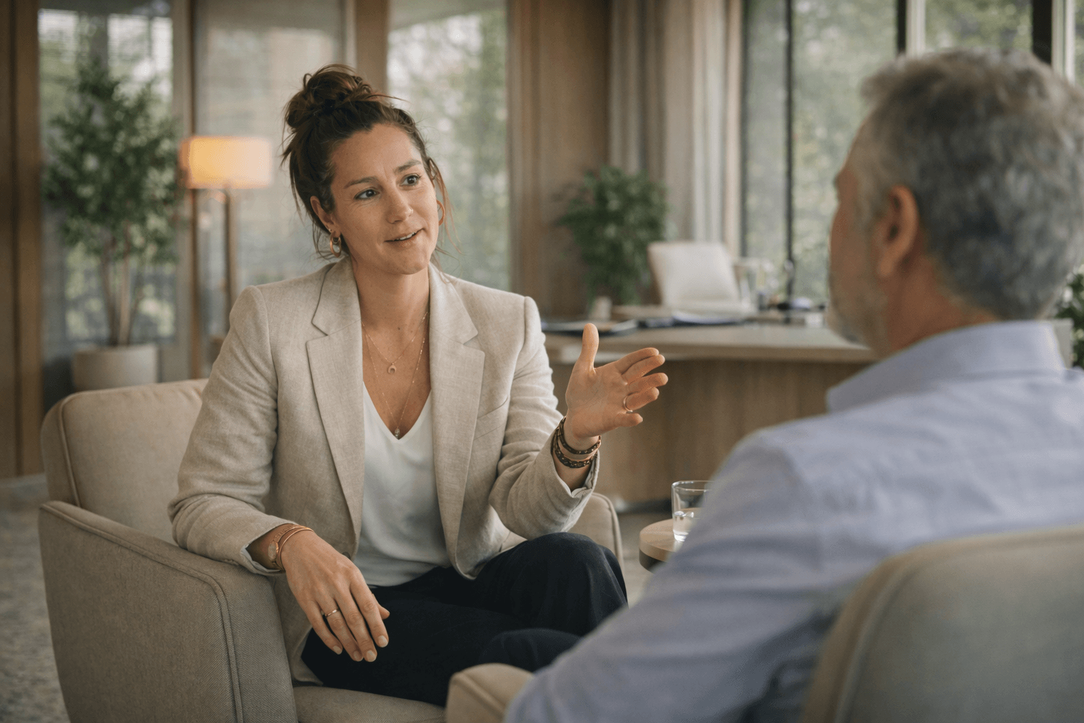 Séance d'accompagnement individuel entre une consultante et un dirigeant, dans le cadre d'une démarche de régulation du stress en entreprise.