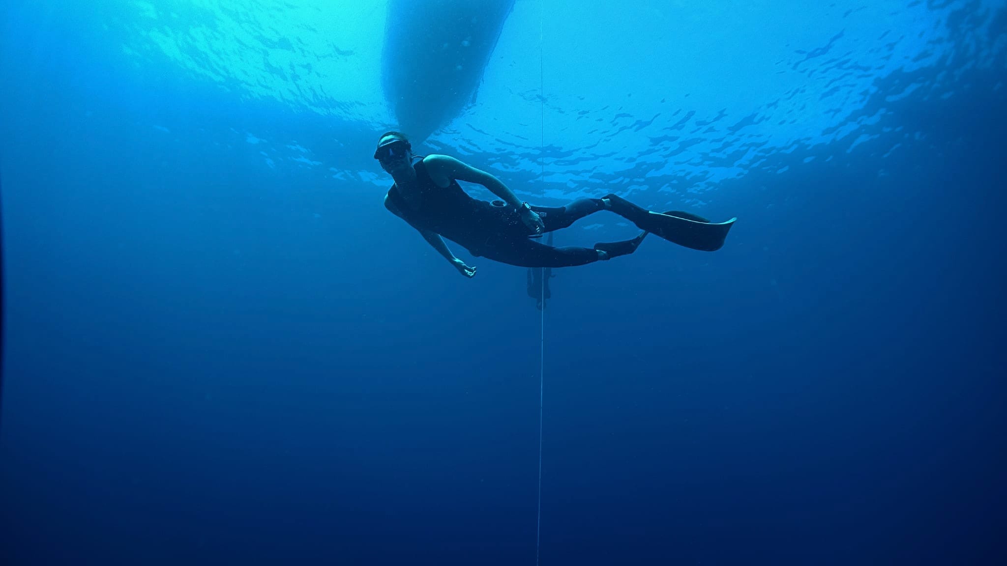 Silhouette de la créatrice de la méthode ori9ine nageant vers la lumière, symbolisant la fin d'un cycle.