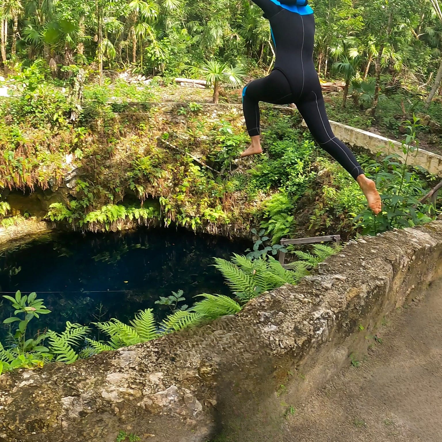 vitalite-et-agilite-en-entreprise-saut-nature Personne en combinaison sautant dans un cénote naturel, illustrant le regain de vitalité et l'agilité en entreprise grâce à la méthode ori9ine. Régulation du stress en entreprise.