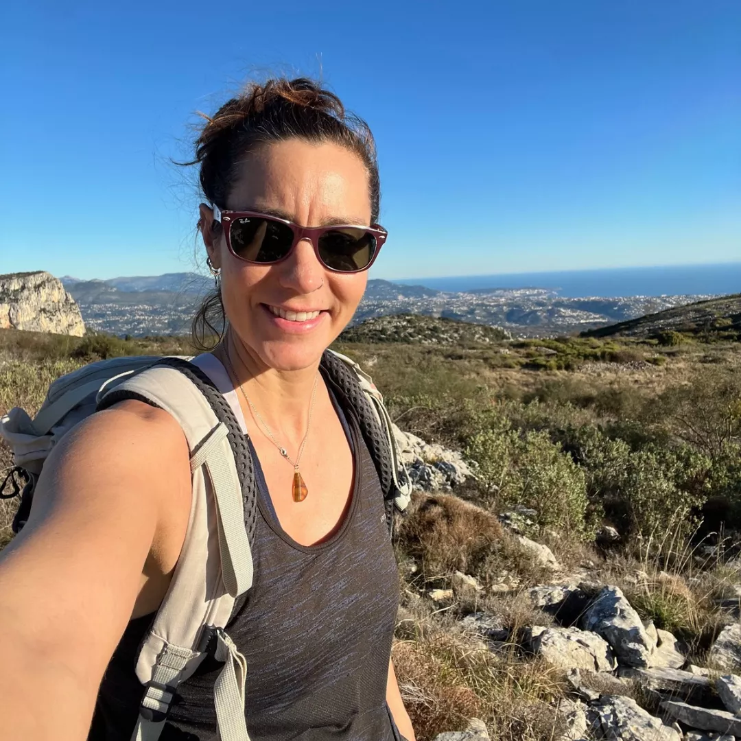 Aurélie Bousset en randonnée, une approche inspirée du vivant pour accompagner la régulation du système nerveux.