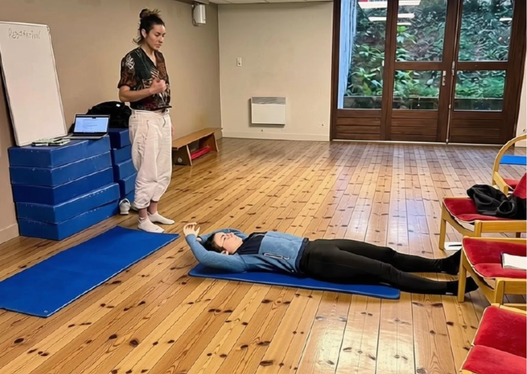 seance-sophrologie-regulation-systeme-nerveux Séance de sophrologie guidée pour apprendre à réguler le système nerveux grâce à des exercices corporels et respiratoires.
